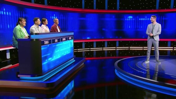 Moderator Alexander Bommes spricht mit den Kandidat*innen seiner Quizshow. © Screenshot 