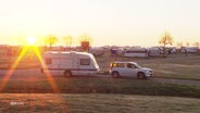 Szene im Sonnenlicht auf dem Campingplatz Schillig. © Screenshot 
