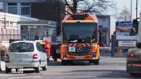 Ein Müllwagen steht an einer Straße. © Screenshot 