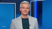 Thorsten Schröder moderiert NDR Info. © Screenshot 