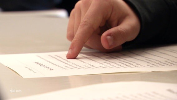EIn Zeigefinger gleitet einen Text entlang. © Screenshot 