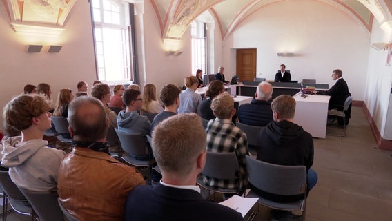 Die Zuhörer beim Prozessauftakt in Bad Iburg. © Screenshot 