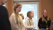 Drei Mädchen besuchen am Boys and Girls Day den NDR. © Screenshot 