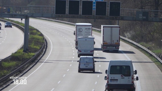 Autos auf einer Autobahnstrecke. © Screenshot 