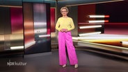Moderatorin Julia Westlake © Screenshot 