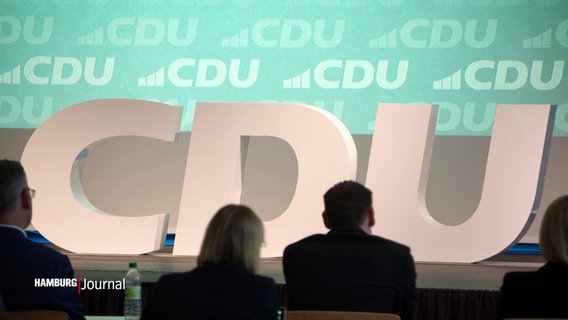 CDU-Mitglieder wohnen einer Parteiveranstaltung bei. © Screenshot 