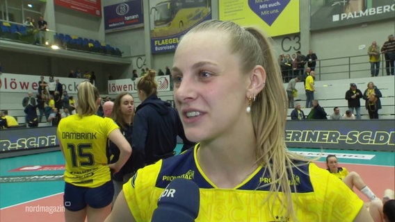 Volleyballerin des SSC Palmberg Schwerin, Hannah Kohn, im Interview am Spielfeldrand © Screenshot 
