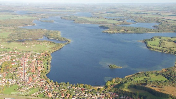 Blick aus der Vogelperspektive auf eine größere Seenlandschaft © Screenshot 