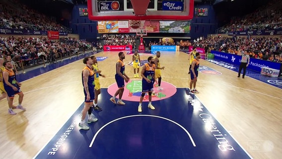Mehrere Basketballer stehen bei einem Spiel auf dem Feld. © Screenshot 