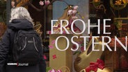 Ein buntes Schaufenster mit der Aufschrift: "Frohe Ostern". © Screenshot 