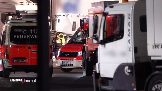 Zwei Rettungswagen und ein LKW. © Screenshot 