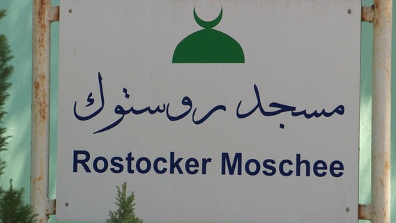 Schild mit der Aufschrift: "Rostocker Moschee" © Screenshot 