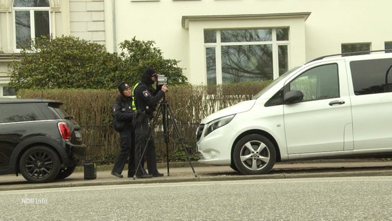 Polizeibeamte führen eine Geschwindigkeitskontrolle durch. © Screenshot 
