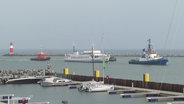 Ein Ausflugsdampfer wird in den Rostocker Hafen geschleppt. © Screenshot 