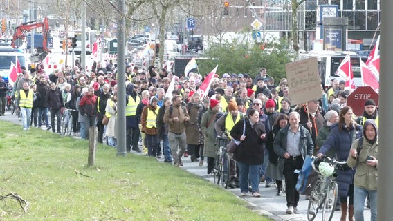 Ein ver.di-Warnstreik zieht durch die Hamburger Innenstadt. © Screenshot 