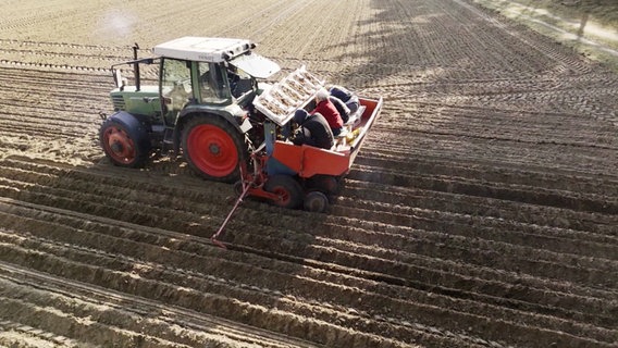 Ein Traktor fährt über ein Feld. © Screenshot 