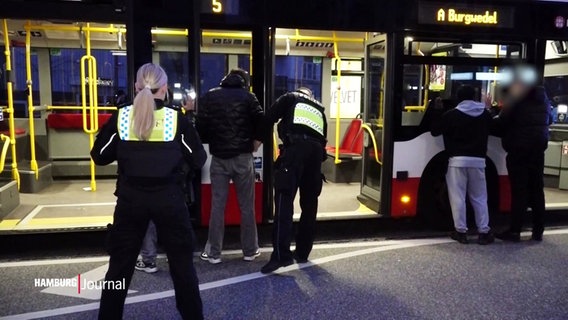 Polizeibeamte durchsuchen mehrere Jugendliche. © Screenshot 