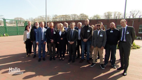 Der französische Justizminister bei einem Gruppenfoto in der JVA Meppen. © Screenshot 