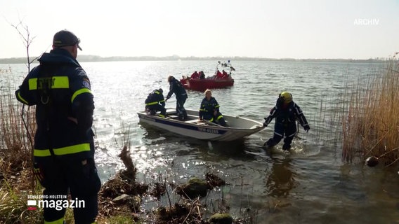 Polizeibeamte bringen ein Boot an Land. © Screenshot 