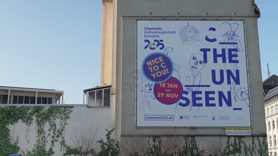 Ein Werbeplakat für die Kulturhauptstadt Chemnitz an einer Hauswand. © Screenshot 