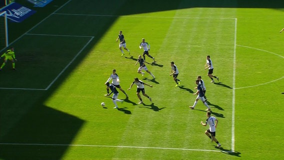 Ein Fußballfeld mit Fußballspielern. © Screenshot 