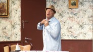Die TV-Figur Hausmeister Krause in Person von Tom Gerhardt auf der Theaterbühne. © Screenshot 