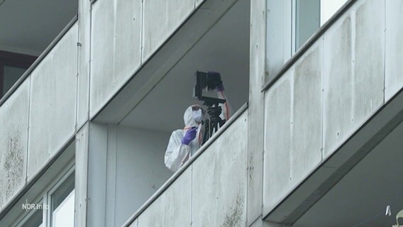Ein KTU-Mitarbeiter untersucht den Balkon, von dem der 15-Jährige gestürzt ist. © Screenshot 