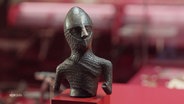 Eine Wikinger-Statue ist Teil einer Ausstellung. © Screenshot 