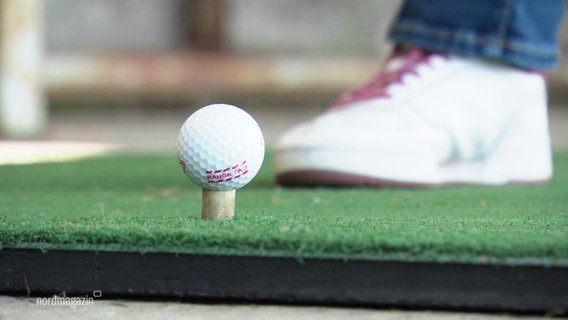 Ein Golfball liegt auf einem Tee. © Screenshot 