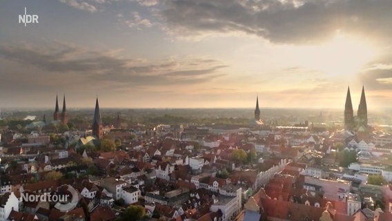 Luftbildaufnahme von Lübeck mit untergehender Sonne © Screenshot 