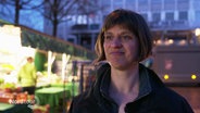 Marktmeisterin Johanna Eisenschmidt steht bei Morgengrauen auf einem Marktplatz. © Screenshot 