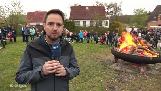 Fabian Weißhaupt berichtet aus Raben Steinfeld vom dortigen Osterfeuer. © Screenshot 