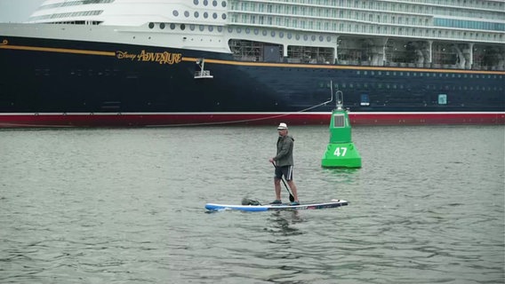 Ein Mann auf einem SUP © Screenshot 