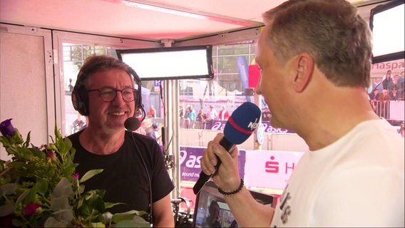 Willi Hark mit einem Blumenstrauß im Gespräch mit Andreas Käckell © Screenshot 