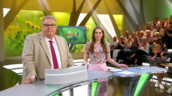 Moderator Michael Thürnau und Moderatorin Jule Gölsdorf im Studio © Screenshot 
