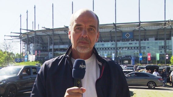 Sportreporter Thorsten Vorbau berichtet vor dem Volksparkstadion. © Screenshot 