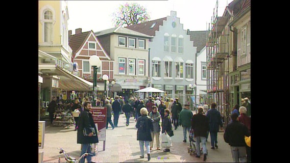 Historisches Fernsehbild: Blick in eine Fußgängerzone der Bergedorfer Altstadt © Screenshot 