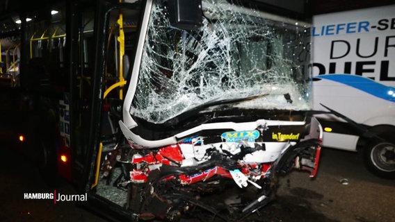 Ein Bus mit Totalschaden. © Screenshot 