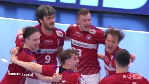 Handballer des HSV feiern einen Sieg. © Screenshot 