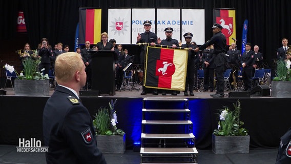 Angehende Polizisten bei ihrer Vereidigung. © Screenshot 