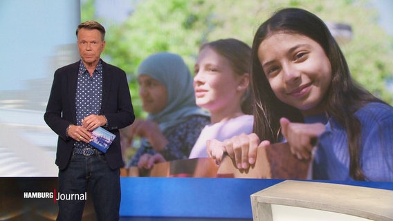 Moderator Ulf Ansorge im Studio. © Screenshot 