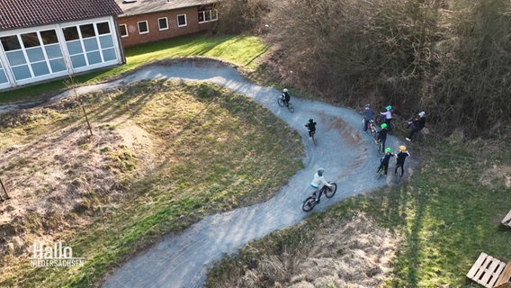 Kinder und Jugendliche Fahren über einen sogenannten "Pumptrack". © Screenshot 