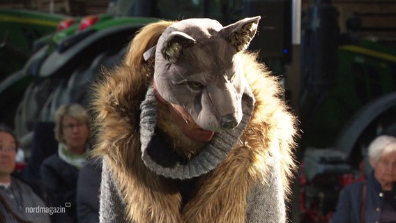 Ein Schauspieler im Wolfskostüm. © Screenshot 