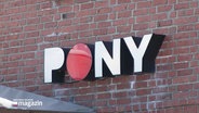 Schild der Pony-Bar auf Sylt. © Screenshot 