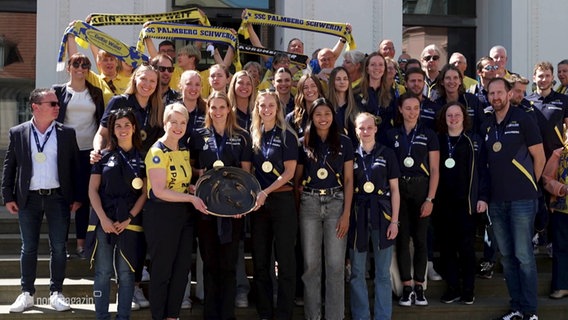Die Schweriner Volleyballerinnen feiern die Meisterschaft. © Screenshot 