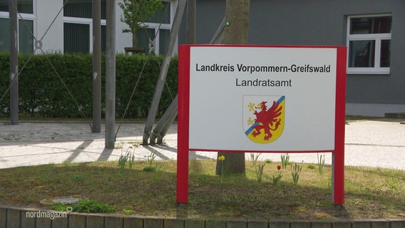 Das Schild vor dem Landratsamt im Landkreis Vorpommern-Greifswald. © Screenshot 