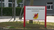 Das Schild vor dem Landratsamt im Landkreis Vorpommern-Greifswald. © Screenshot 