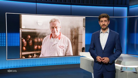 Daniel Anibal Bröckerhoff moderiert NDR Info um 21:45 Uhr. © Screenshot 