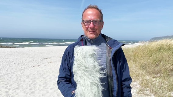 Stefan Kreibohm am Strand bei Sonnenschein. © Screenshot 