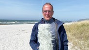 Stefan Kreibohm am Strand bei Sonnenschein. © Screenshot 